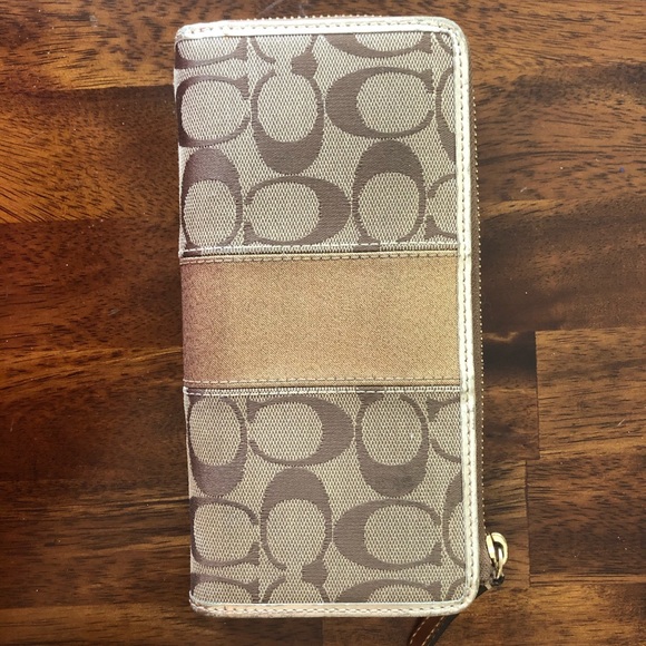 Coach signature wallet in gold - Picture 2 of 3